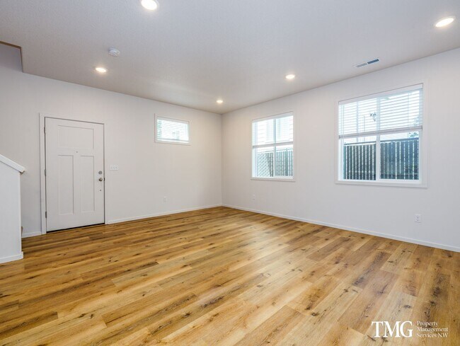 Foto del edificio - Newer 3BD/2.5BA Townhome Near Walking Trail With Fenced Back Yard, Attached Garage!