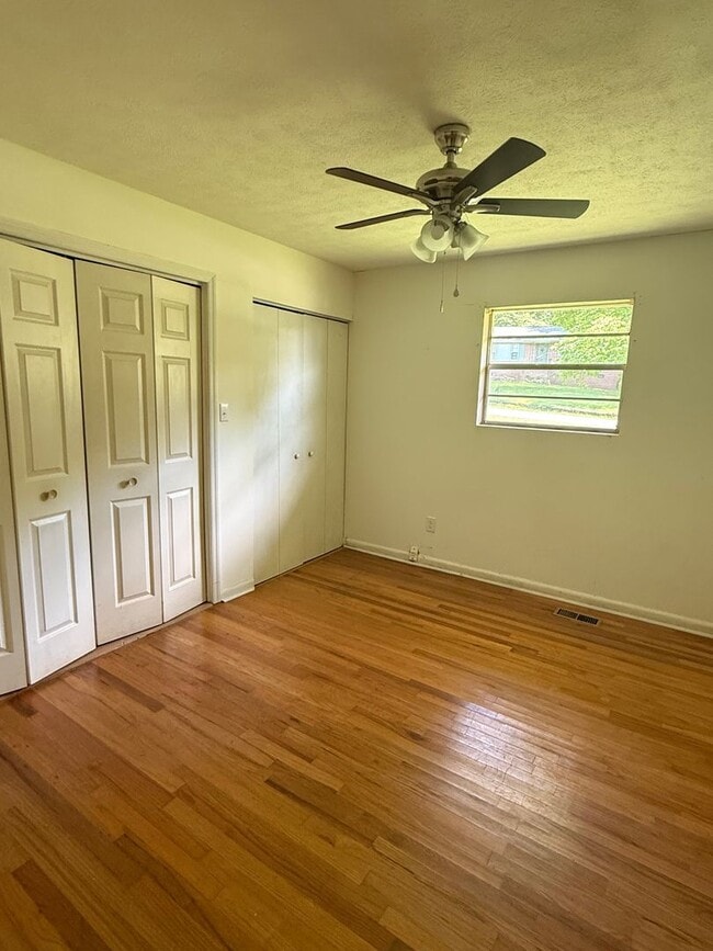 Building Photo - 3006 Lakewood Dr