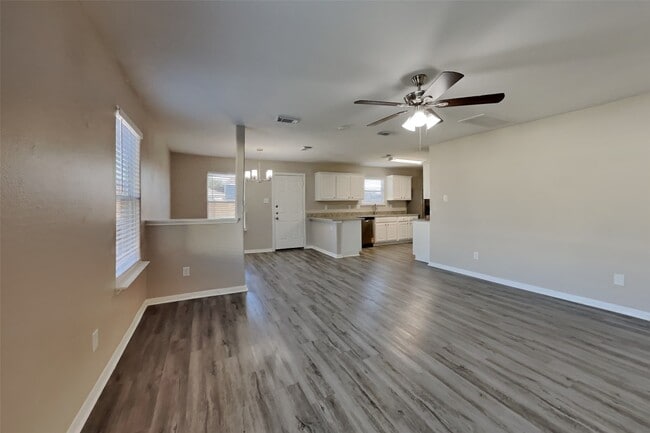 Foto del edificio - 7203 Towering Pine Ln