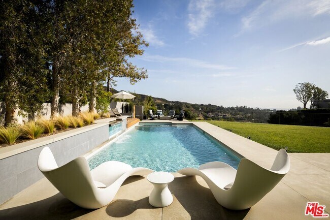 Building Photo - 2344 Banyan Dr