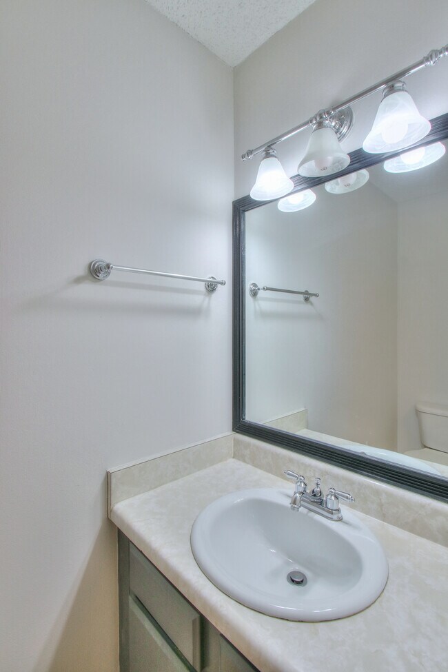 Foto del edificio - 523 Harding Pl
