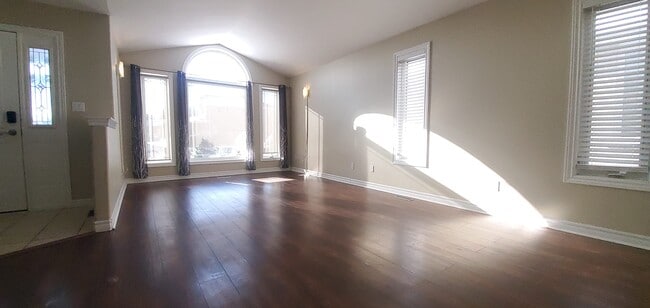 Building Photo - 1 Chelsea Cres