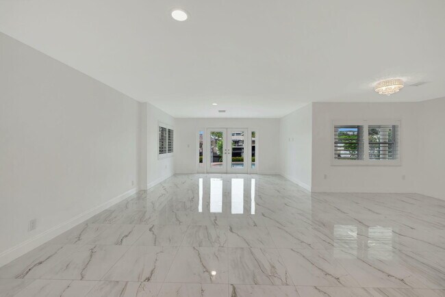 Building Photo - 2612 NE 5th St