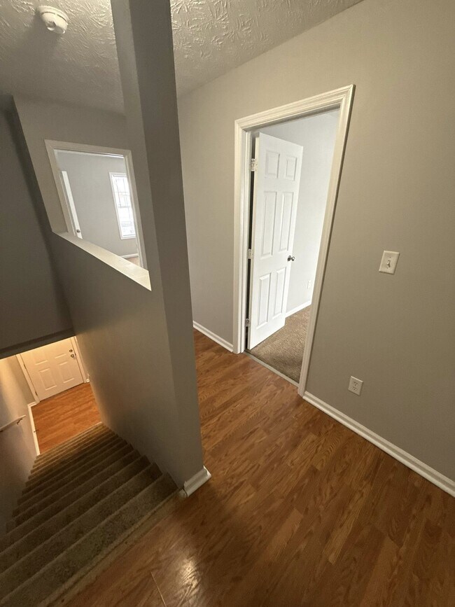 Foto del edificio - 112 Tanbark Dr