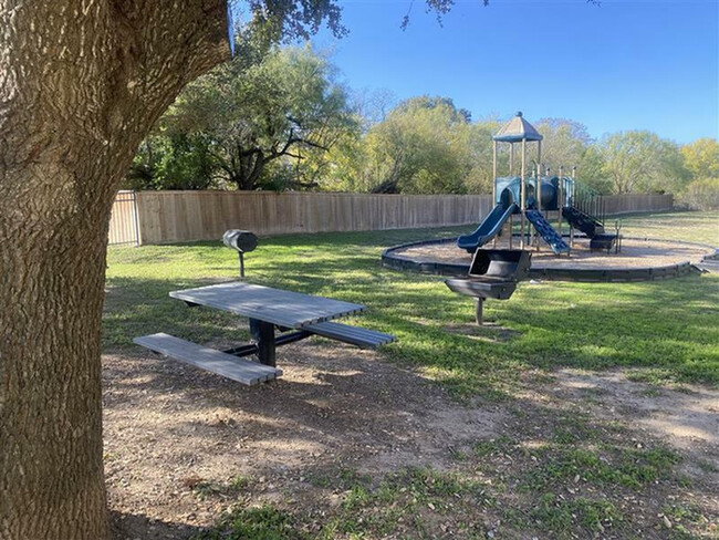 Picnic and BBQ Area - Granada Place