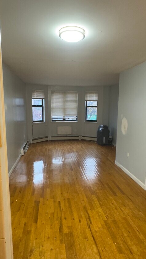 Primary Photo - 328 Hart St