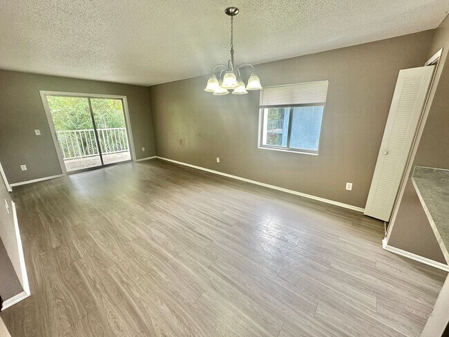 Foto del edificio - 2549 S Oak Ave