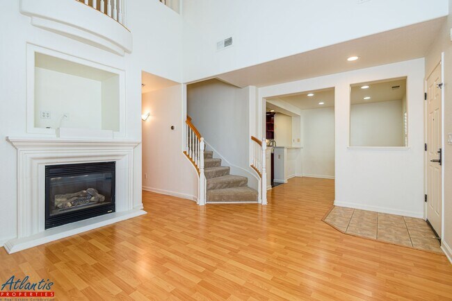 Building Photo - Desirable Evergreen Townhouse