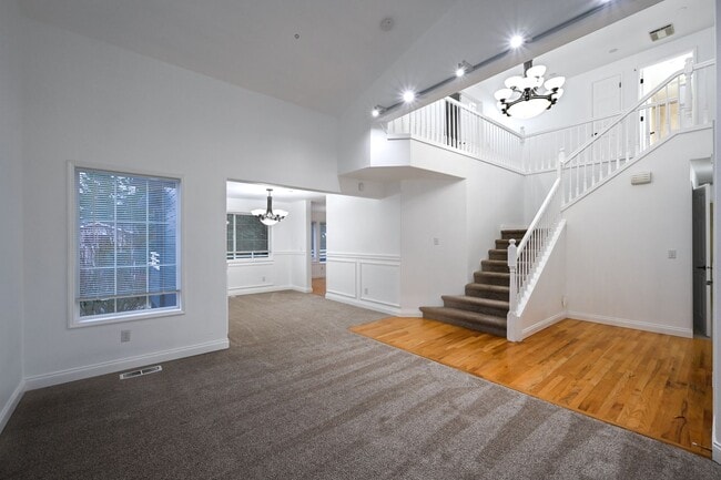 Foto del edificio - Great location, 4 bed 3.5 bath 3200 sq ft ...