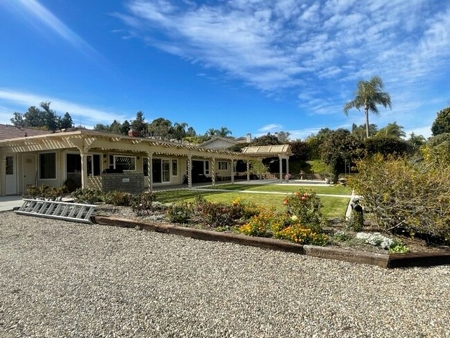 Building Photo - Charming Camarillo Retreat with Stunning M...