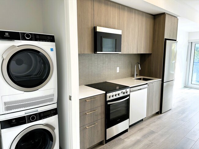 Photo du bâtiment - Stunning 1+Den At The Narrative Condos!