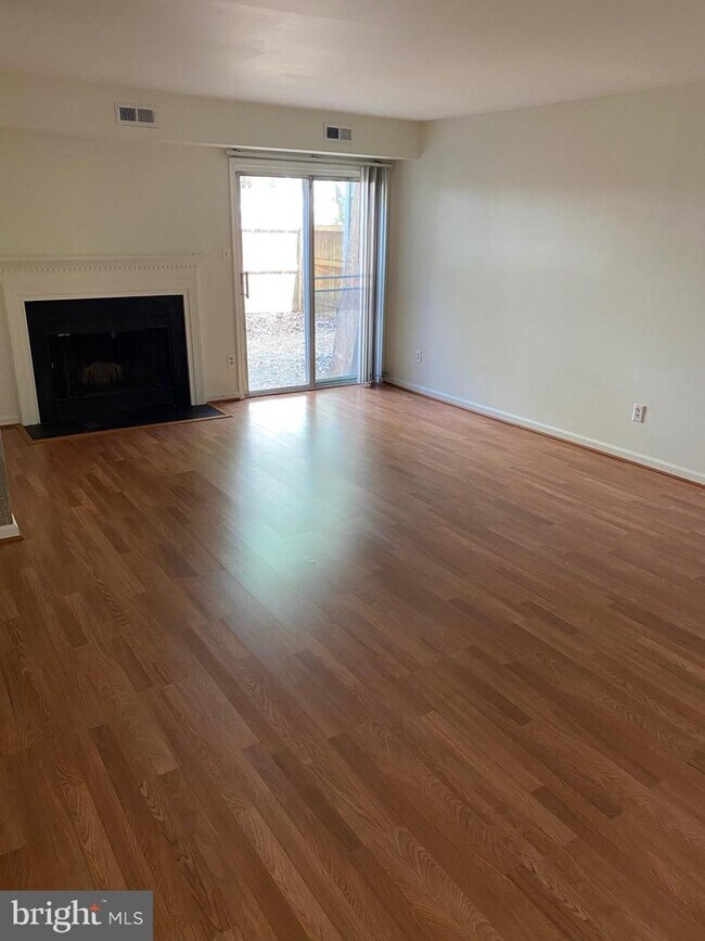 4129 Weeping Willow Ct Unit 142C, Chantilly, VA 20151 Apartment for