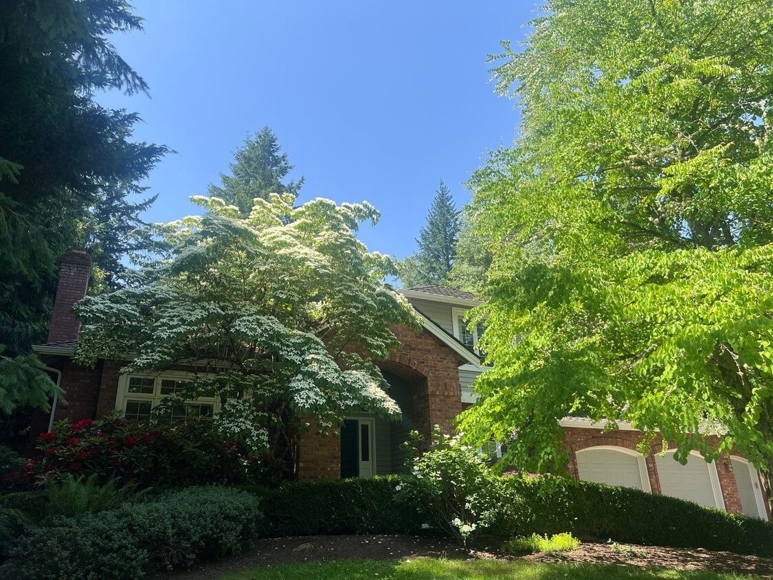 Primary Photo - 4bd/2.5ba Redmond Home