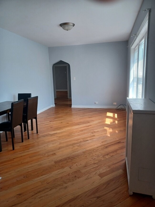 Building Photo - 5735 N Kimball Ave