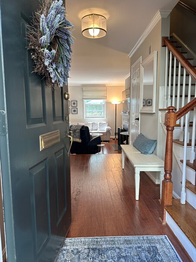 Entry - 941 N Pitt St