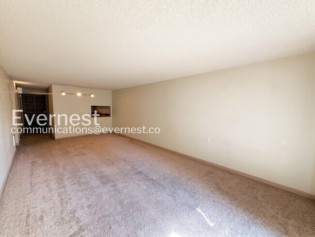 Building Photo - 2 Bed, 1 Bath Condo with Assigned Parking / Vouchers Accepted / Available Now!