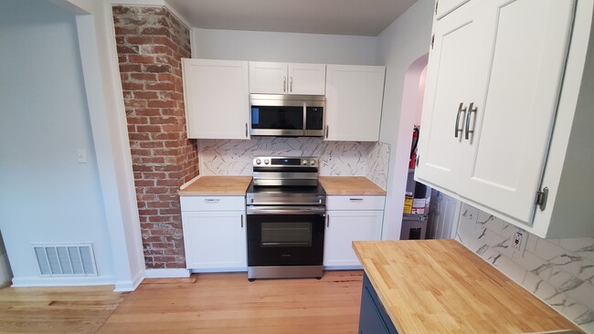 Stainless steel oven and microwave - 244 Claremont St