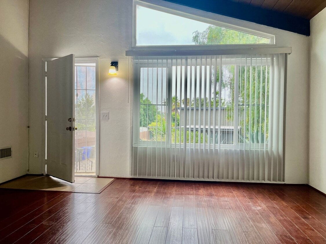 Foto principal - Hillside Court Vista Ca 92084