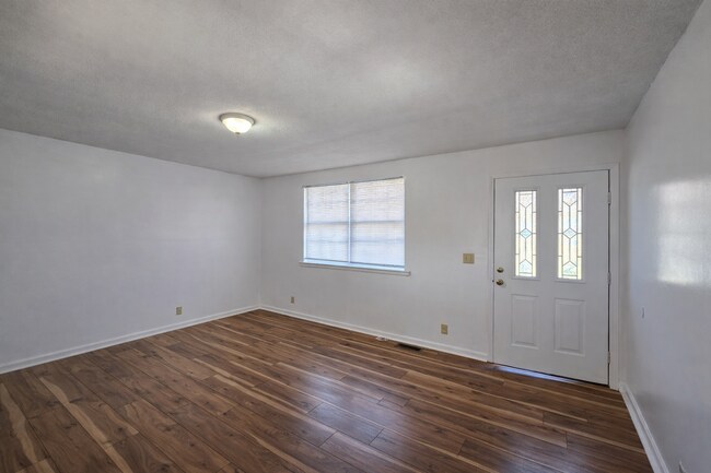 Foto del edificio - Charming 3 Bedroom 1 Bathroom Brick Home