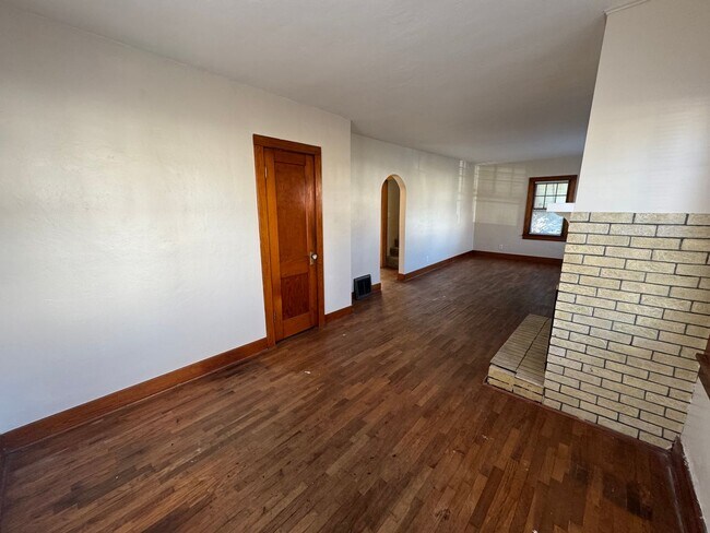 Building Photo - Cozy 2 Bed, 1 Bath Home with Fireplace and...
