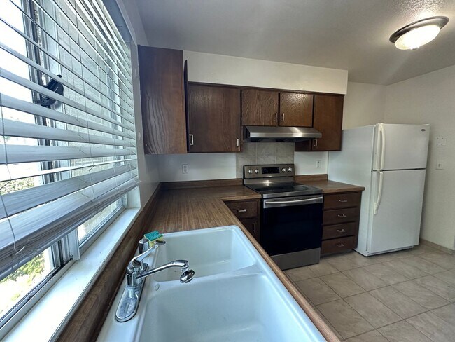 Building Photo - Spacious and Comfortable Townhome in Rohne...