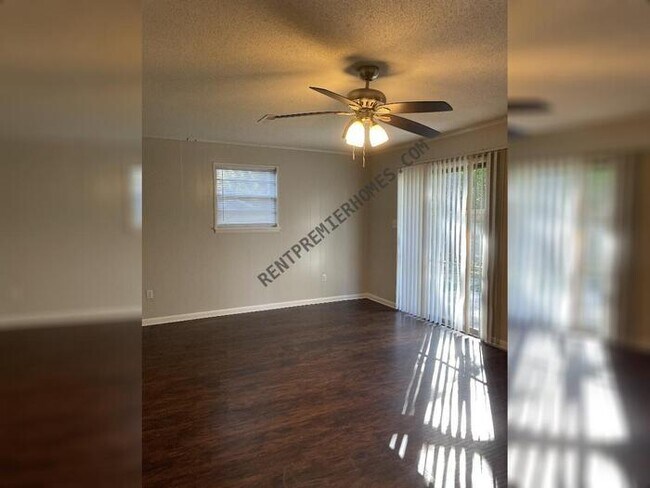 Foto del edificio - 8500 Shelley Dr