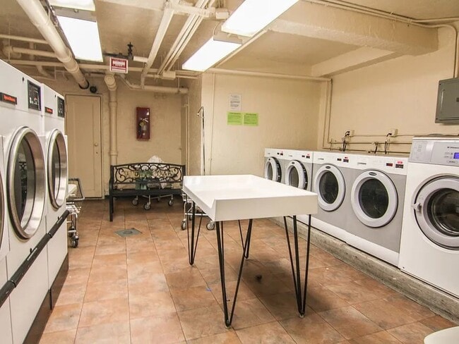 Foto del edificio - 88-10 34th Ave