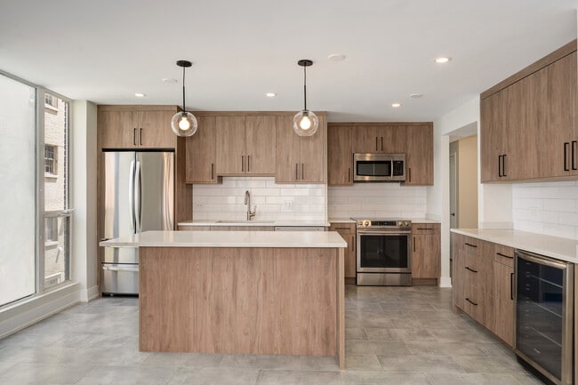 Building Photo - 227 E Walton Pl