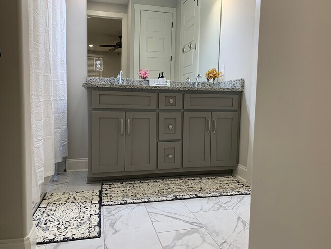 Foto del edificio - 425 Live Oak Dr