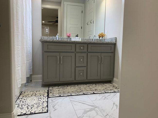 Photo - 425 Live Oak Dr House