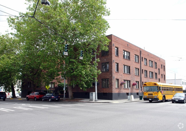 Building Photo - 3 - Mercer Furnished Apartments