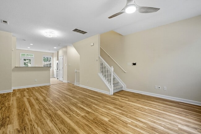 Building Photo - 230 Paradise Dr