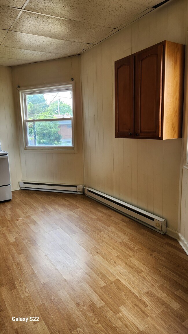 Cocina con grandes ventanales - 3247 Faronia St