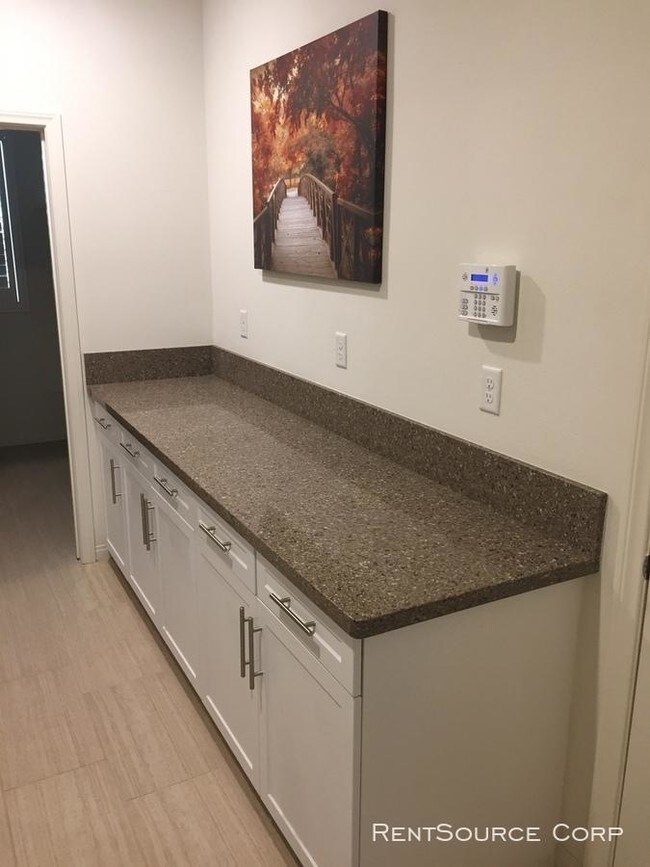 Building Photo - 6 bedroom in Palmdale CA 93551
