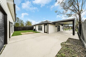 Building Photo - 7647 Greendowns St