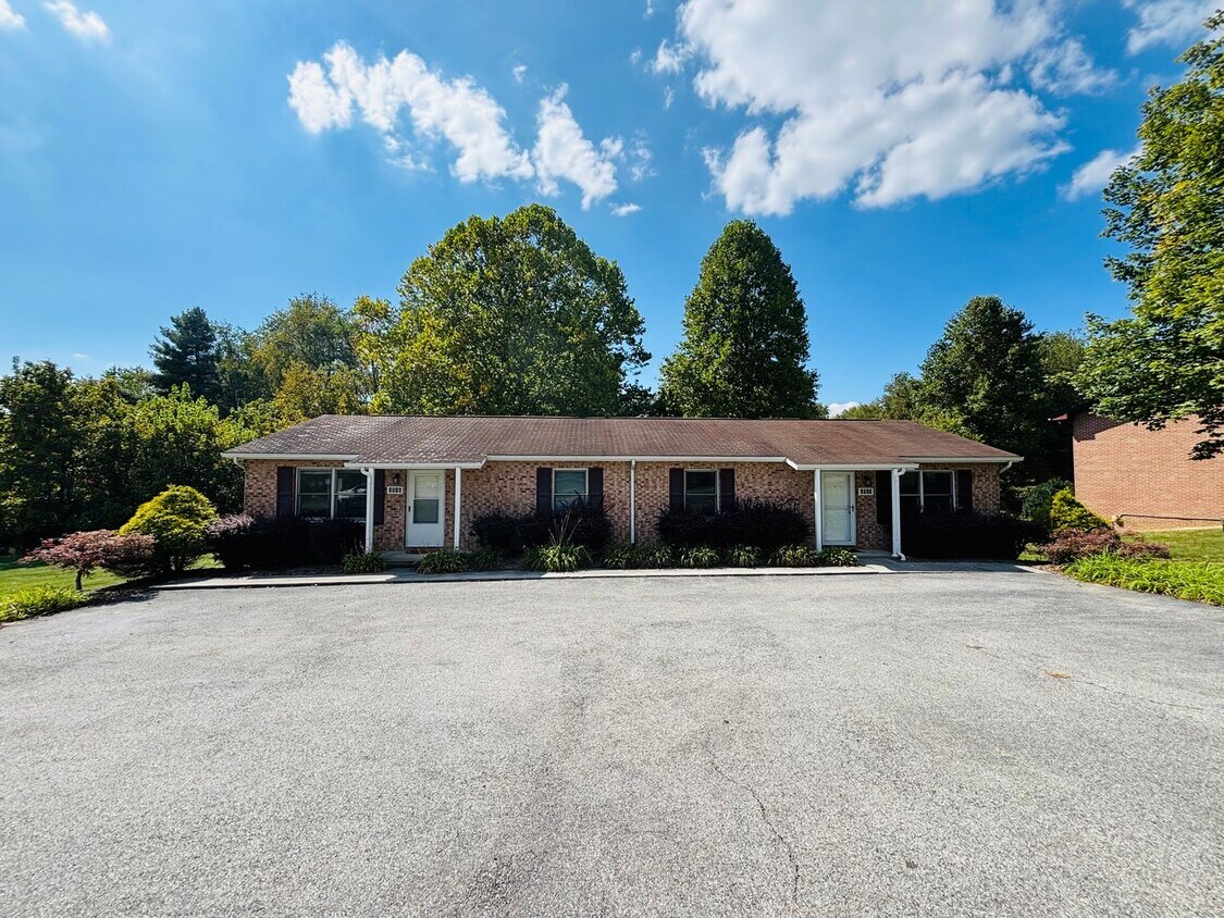 Building Photo - 1150DM - 1514/1516 Sandy Circle - M