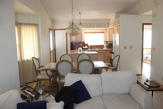 Foto del edificio - Wonderful Bi-level three bedroom in Briargate