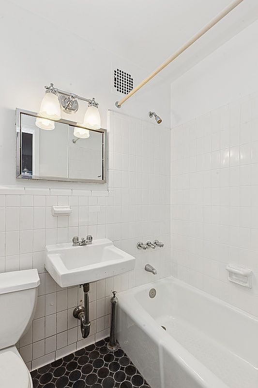 Building Photo - 39 W 83rd St
