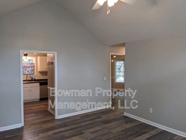 Building Photo - 145 Diamond Dr