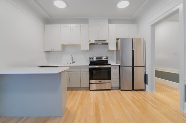 Building Photo - 670 Lombard St