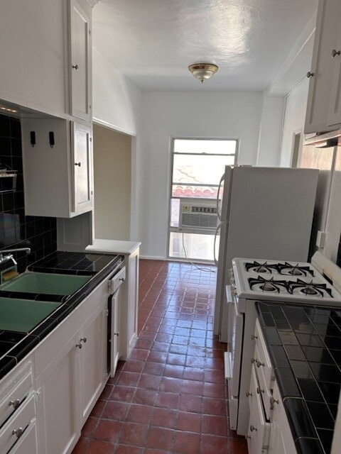 Building Photo - 152 S Sycamore Ave