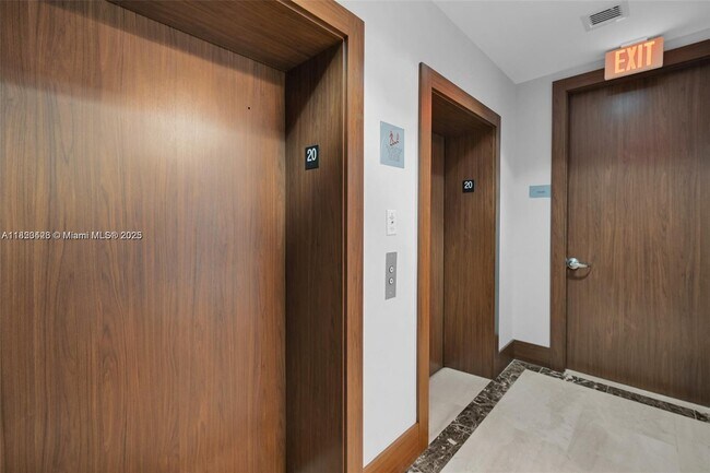 Foto del edificio - 15901 Collins Ave