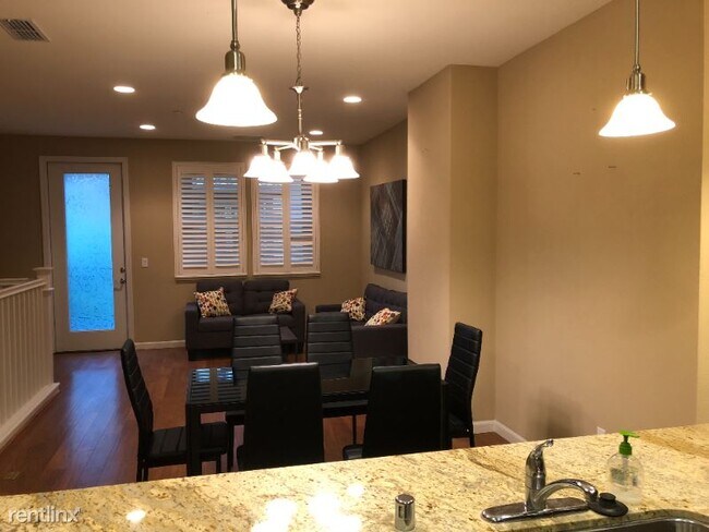 Building Photo - 1 br, 1 bath Townhome - 491 La Scena Pl