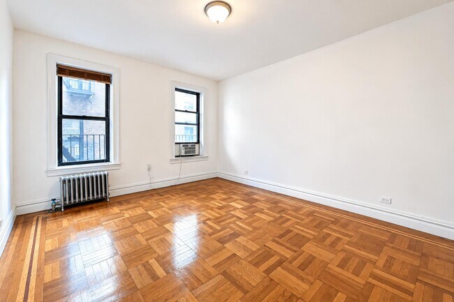 Building Photo - 850 W 176th St