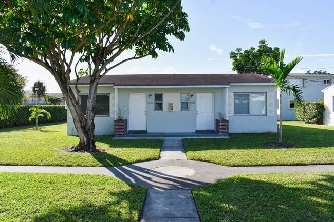 Building Photo - AVAILABLE NOW: For Rent - 2/1 Apartment fo...