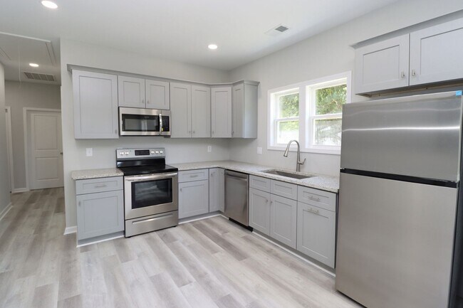 Foto del edificio - Student-Friendly 4BR/4BA Home in Downtown ...