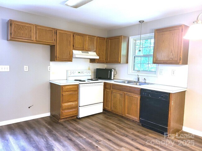 Foto del edificio - 8149 Westbourne Dr