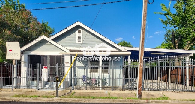 Building Photo - 2222 Hogg St