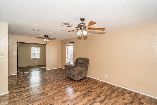 Building Photo - 908 Ave Q