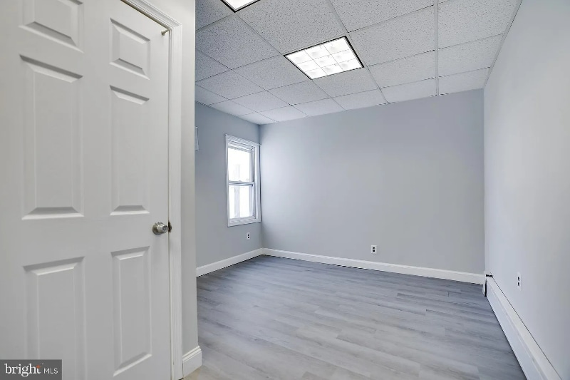 Primary Photo - 10 E Carroll St